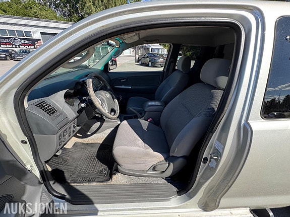 Toyota HiLux 24 of 30