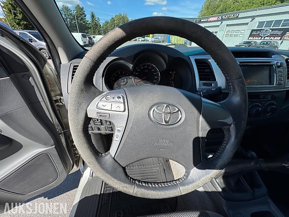 Toyota HiLux 29 of 30