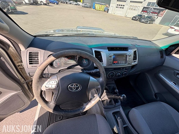 Toyota HiLux 28 of 30