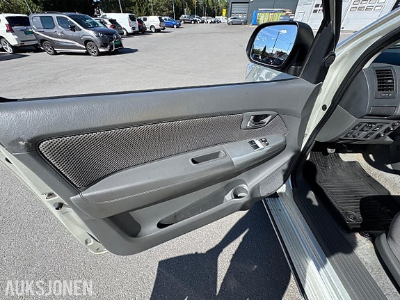 Toyota HiLux 23 of 30