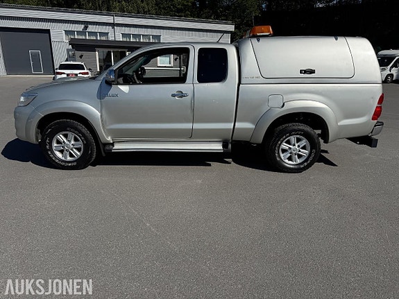 Toyota HiLux 2 of 30