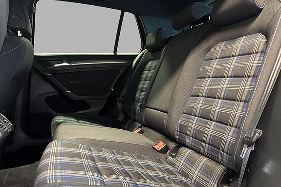 Volkswagen Golf VII 16 of 27