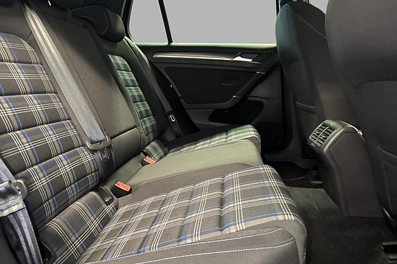 Volkswagen Golf VII 17 of 27