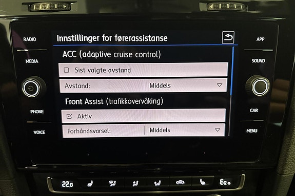 Volkswagen Golf VII 24 of 27