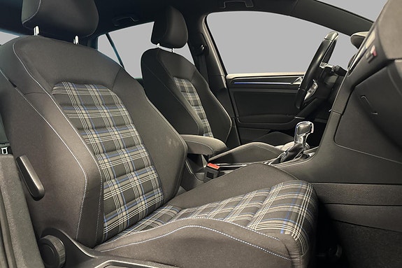 Volkswagen Golf VII 15 of 27
