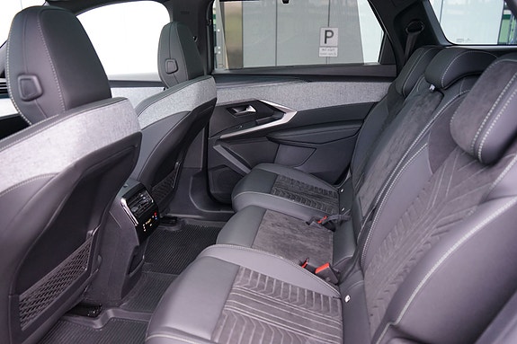 Peugeot e-5008 16 of 23