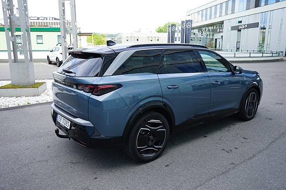 Peugeot e-5008 22 of 23