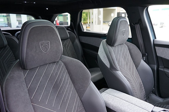 Peugeot e-5008 12 of 23