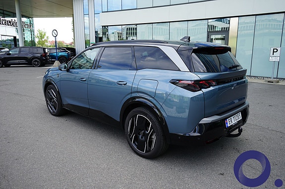 Peugeot e-5008 4 of 23