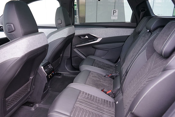 Peugeot e-5008 17 of 23
