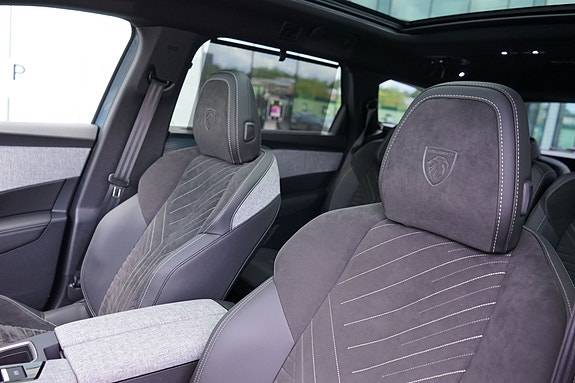 Peugeot e-5008 13 of 23