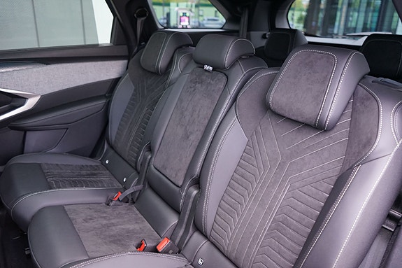 Peugeot e-5008 15 of 23