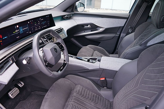 Peugeot e-5008 11 of 23