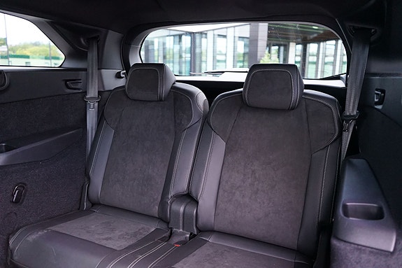 Peugeot e-5008 18 of 23