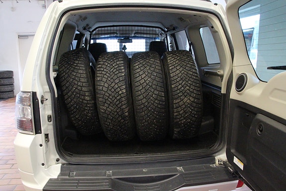 Mitsubishi Pajero 12 of 20
