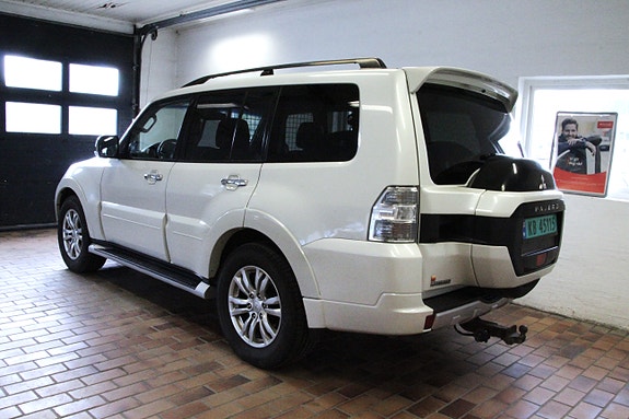 Mitsubishi Pajero 4 of 20