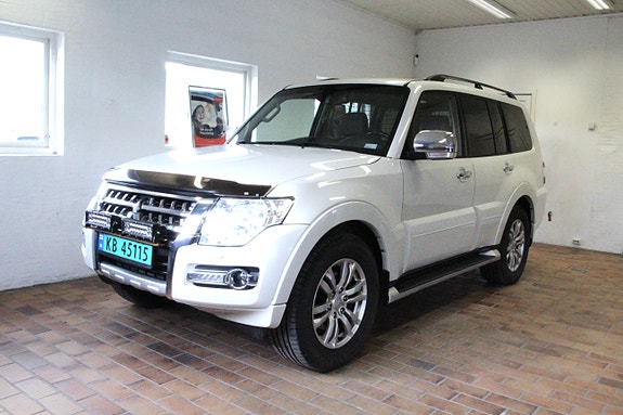 Mitsubishi Pajero 2 of 20