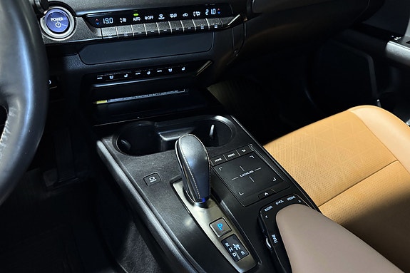 Lexus UX300e 17 of 23