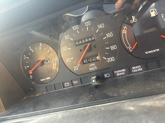 Volvo 240 6 of 8