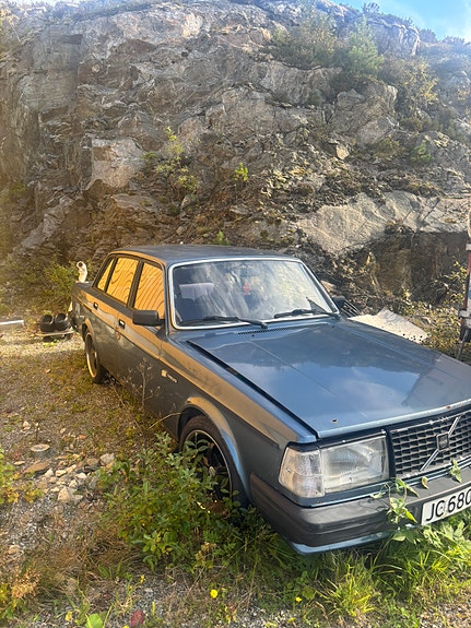 Volvo 240 2 of 8