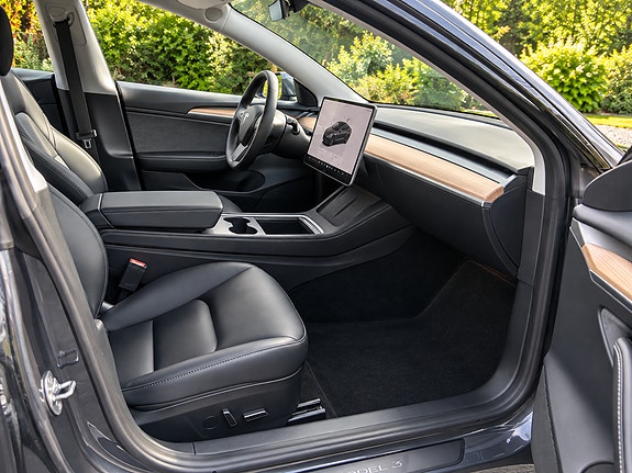 Tesla Model 3 4 of 6