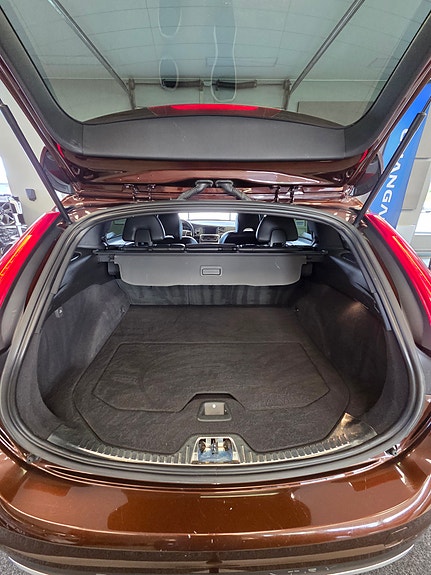 Volvo V60 Cross Country 7 of 13