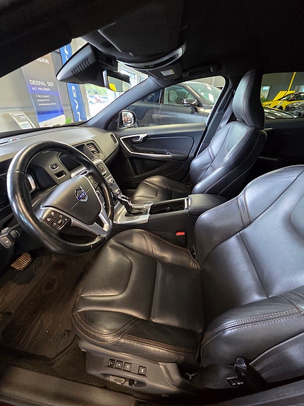 Volvo V60 Cross Country 8 of 13
