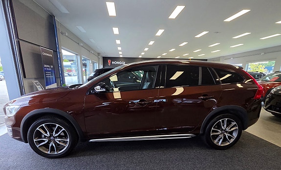 Volvo V60 Cross Country 2 of 13
