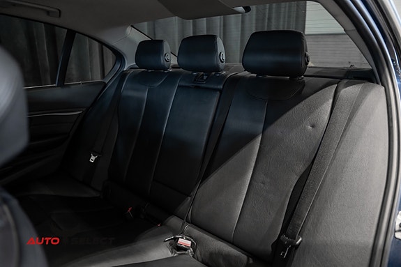 BMW 335i 19 of 30