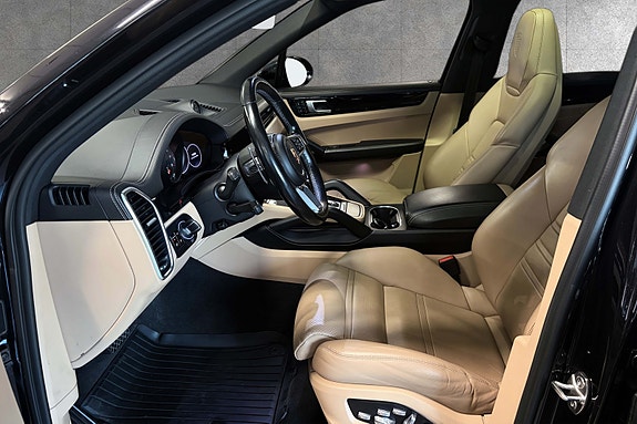 Porsche Cayenne 11 of 30