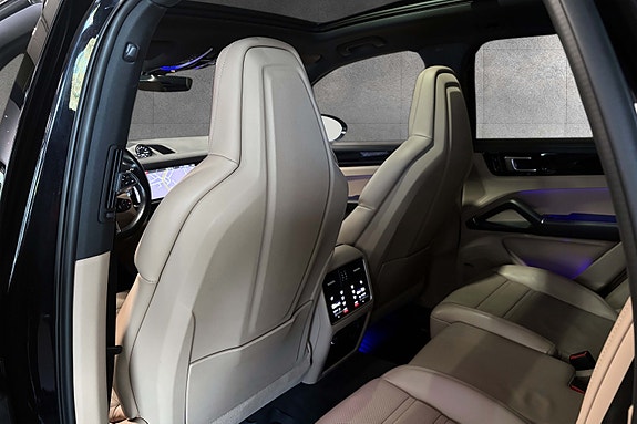 Porsche Cayenne 12 of 30
