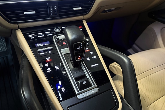 Porsche Cayenne 24 of 30