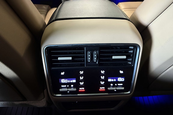 Porsche Cayenne 14 of 30