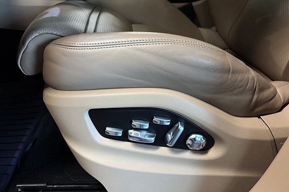 Porsche Cayenne 28 of 30