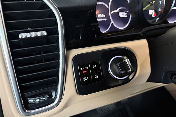 Porsche Cayenne 29 of 30
