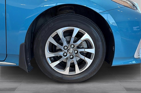 Toyota Prius Plug-in Hybrid 24 of 30