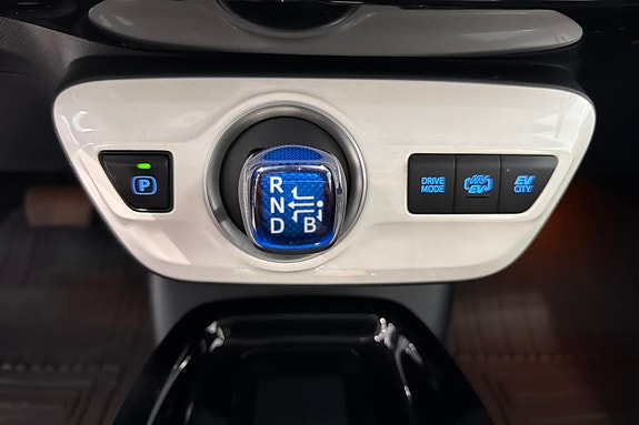 Toyota Prius Plug-in Hybrid 15 of 30