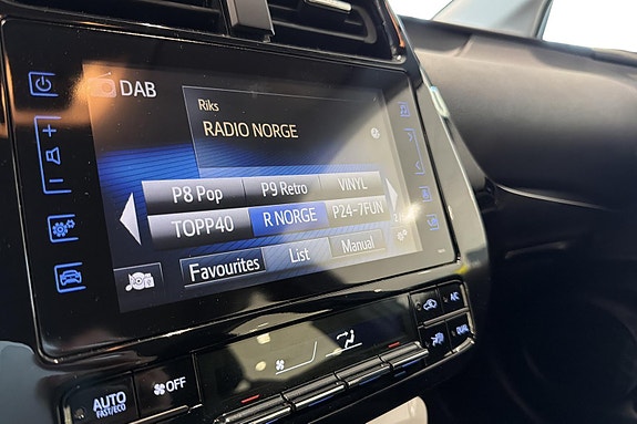 Toyota Prius Plug-in Hybrid 14 of 30