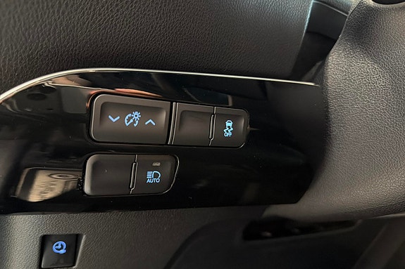 Toyota Prius Plug-in Hybrid 18 of 30