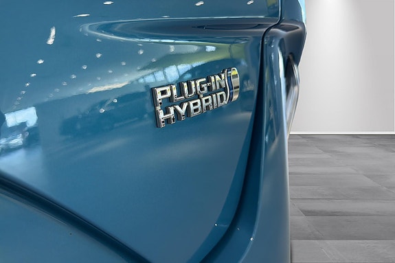 Toyota Prius Plug-in Hybrid 26 of 30
