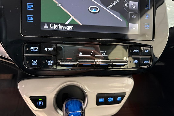 Toyota Prius Plug-in Hybrid 16 of 30