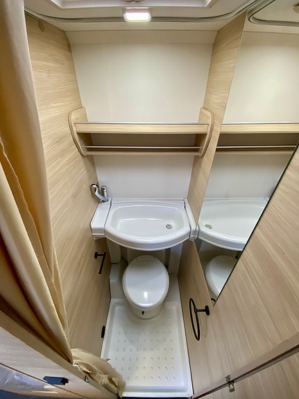Caravelair Alba Style 426 Family | Gulvvarme | Dusjmulighet | Ny markise | Solcelleanlegg 28 of 30