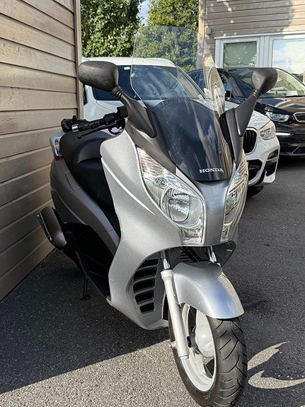 Honda 125 Silver Wing 4 of 22
