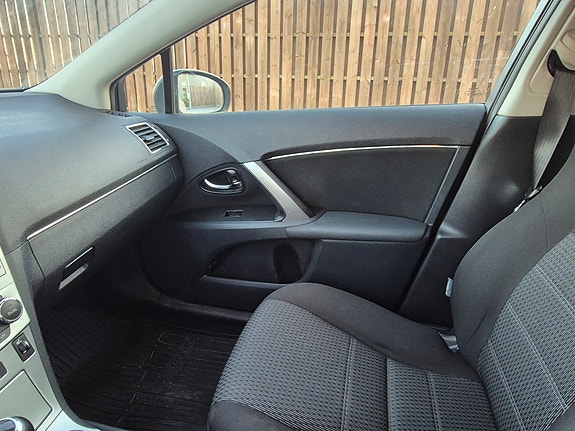 Toyota Avensis 24 of 29