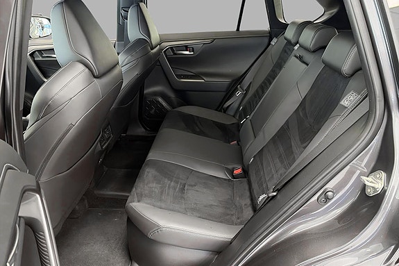 Toyota RAV4 Plug-in Hybrid 12 of 28