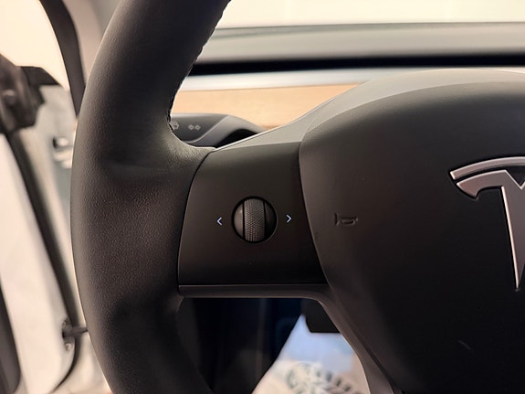 Tesla Model Y 15 of 23