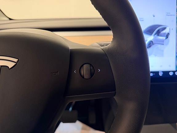 Tesla Model Y 16 of 23