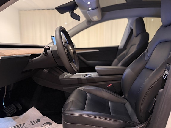 Tesla Model Y 9 of 23