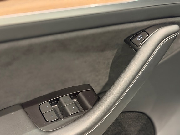 Tesla Model Y 13 of 23