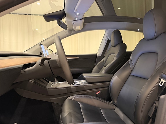 Tesla Model Y 8 of 23
